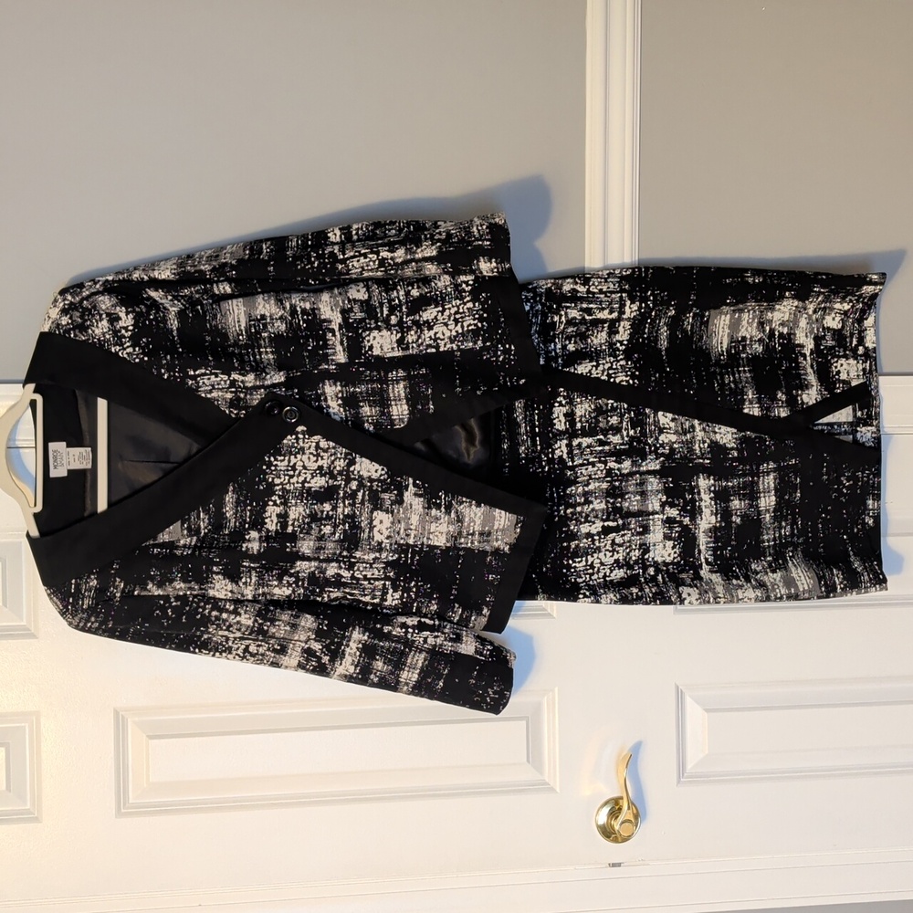Monroe & Main Elegant Black and Gray Ensemble